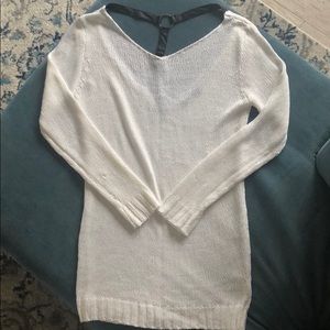 KIWI TUCKER white sweater